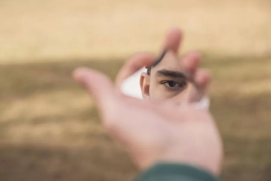 A belső kritikus hang: avagy miért viselkedünk úgy magunkkal, ahogy másokkal nem tennénk?