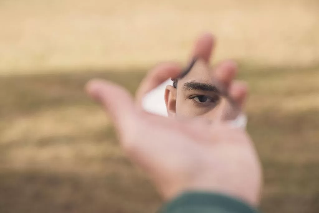 A belső kritikus hang: avagy miért viselkedünk úgy magunkkal, ahogy másokkal nem tennénk?